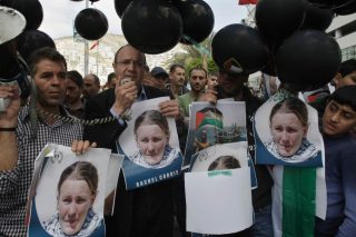 Διαδηλώσεις με τη φωτογραφία της νεαρής Αμερικανοεβραίας, 23 ετών, Ρέιτσελ Κόρι  που δολοφονήθηκε από τον Ισραηλινό στρατό